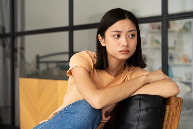 Saat anak jarang dipuji, mereka belajar meragukan kemampuan dan nilai diri sendiri. Pengakuan orang tua membentuk landasan rasa percaya diri yang sehat. Tanpa itu, batasan bawah sadar dapat membatasi potensi mereka.