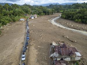 Antrean Panjang Warnai Jalan Rusak Pascabanjir Bandang di Agam