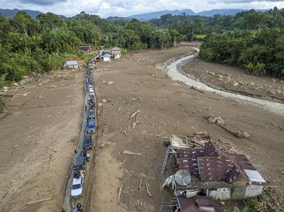 Antrean Panjang Warnai Jalan Rusak Pascabanjir Bandang di Agam