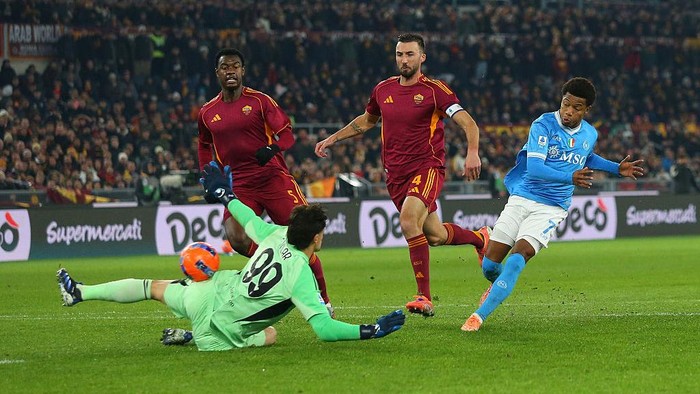 ROME, ITALY - NOVEMBER 30: David Neres of Napoli scores his teams first goal past Mile Svilar of AS Roma during the Serie A match between AS Roma and SSC Napoli at Stadio Olimpico on November 30, 2025 in Rome, Italy. (Photo by Paolo Bruno/Getty Images)