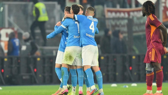 ROME, ITALY - NOVEMBER 30: Players of SSC Napoli celebrate after winning the Serie A football match between AS Roma and SSC Napoli at Stadio Olimpico on November 30,2025 in Rome, Italy. (Photo by Claudio Pasquazi/Anadolu via Getty Images)