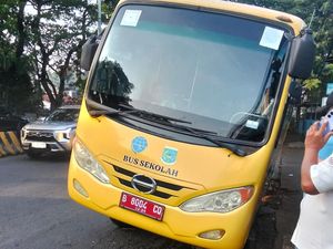 Bus Sekolah Kejeblos Jalan Amblas di Ciputat, Lalin Sempat Macet