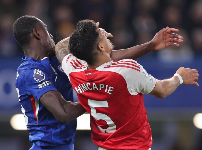 LONDON, ENGLAND - NOVEMBER 30: Piero Hincapié of Arsenal elbows Trevoh Chalobah of Chelsea in the face during the Premier League match between Chelsea and Arsenal at Stamford Bridge on November 30, 2025 in London, England. (Photo by Catherine Ivill - AMA/Getty Images)