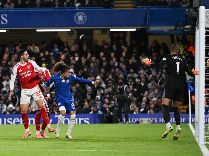 LONDON, ENGLAND - NOVEMBER 30: Mikel Merino of Arsenal scores his team's first goal during the Premier League match between Chelsea and Arsenal at Stamford Bridge on November 30, 2025 in London, England. (Photo by David Price/Arsenal FC via Getty Images)