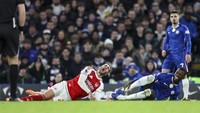 Chelsea kemudian gantian yang apes. Gara-garanya Moises Caicedo melanggar keras Mikel Merino. (Foto: Robin Jones/Getty Images)