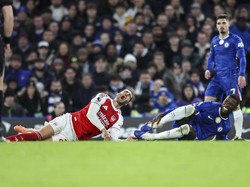 Chelsea kemudian gantian yang apes. Gara-garanya Moises Caicedo melanggar keras Mikel Merino. (Foto: Robin Jones/Getty Images)