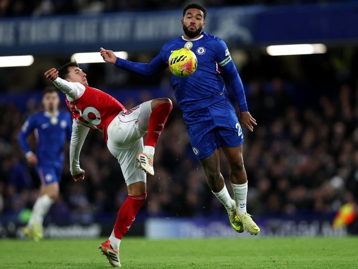LONDON, ENGLAND - NOVEMBER 30: Reece James of Chelsea battles for possession with Martin Zubimendi of Arsenal during the Premier League match between Chelsea and Arsenal at Stamford Bridge on November 30, 2025 in London, England. (Photo by Chris Lee - Chelsea FC/Chelsea FC via Getty Images)
