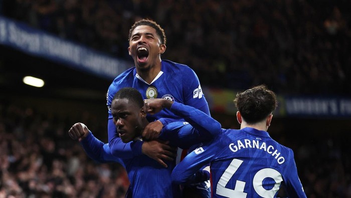 LONDON, ENGLAND - NOVEMBER 30: Trevoh Chalobah of Chelsea celebrates scoring his teams first goal with teammate Wesley Fofana during the Premier League match between Chelsea and Arsenal at Stamford Bridge on November 30, 2025 in London, England. (Photo by Chris Lee - Chelsea FC/Chelsea FC via Getty Images)