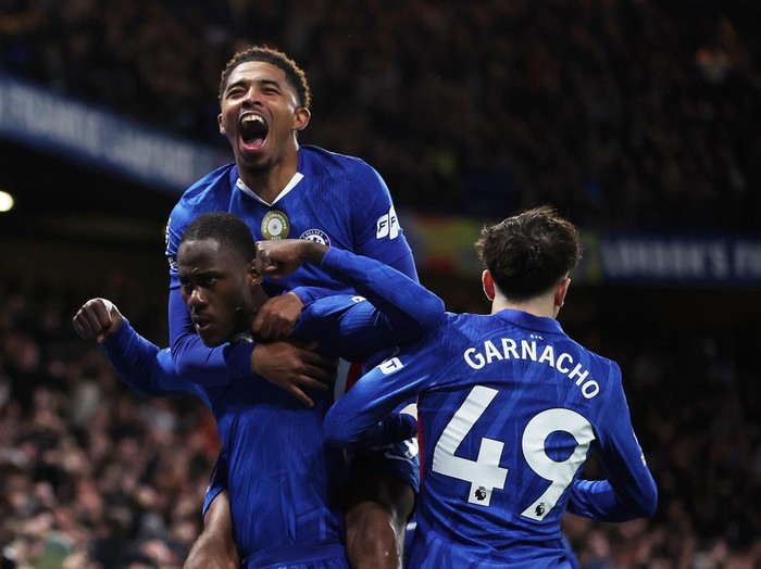 LONDON, ENGLAND - NOVEMBER 30: Trevoh Chalobah of Chelsea celebrates scoring his team's first goal with teammate Wesley Fofana during the Premier League match between Chelsea and Arsenal at Stamford Bridge on November 30, 2025 in London, England. (Photo by Chris Lee - Chelsea FC/Chelsea FC via Getty Images)