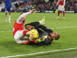 Di menit-menit akhir, pelanggaran keras juga dilakukan Viktor Gyokeres ke kiper Chelsea, Robert Sanchez. Penyerang Arsenal juga dikartu kuning. (Foto: Charlotte Wilson/Offside/Offside via Getty Images)