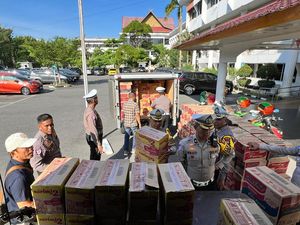 Ditlantas Polda Riau Kirim Bantuan Beras-Pakaian untuk Korban Bencana Sumbar