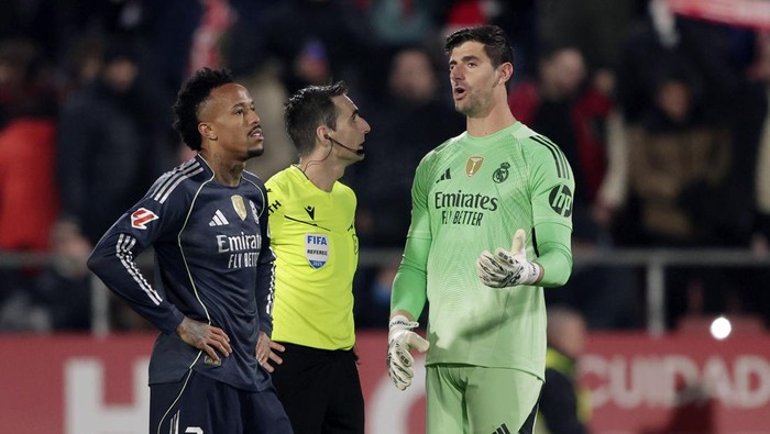 GIRONA, SPAIN - NOVEMBER 30: (L-R) Eder Militao of Real Madrid, Referee Ricardo De Burgos, Thibaut Courtois of Real Madrid after the match  during the LaLiga EA Sports  match between Girona v Real Madrid at the Estadi Municipal Montilivi on November 30, 2025 in Girona Spain (Photo by Rico Brouwer/Soccrates/Getty Images)