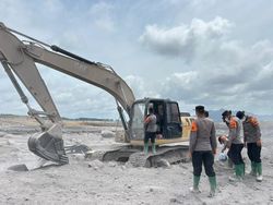 Polda Jatim Kerahkan Personel Perbaiki Tanggul Sungai Curah Kobokan