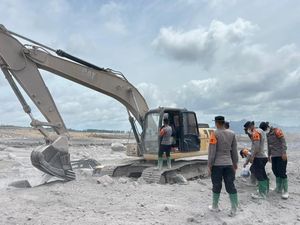 Polda Jatim Kerahkan Personel Perbaiki Tanggul Sungai Curah Kobokan