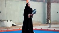Tak Biasa! 7 Gaya Citra Kirana Pakai Abaya & Hijab Syari Saat Padel di Madinah