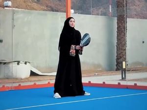 Tak Biasa! 7 Gaya Citra Kirana Pakai Abaya & Hijab Syari Saat Padel di Madinah