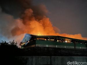 Gudang Pabrik Makanan di Pati Kebakaran, Karyawan Berlarian Evakuasi