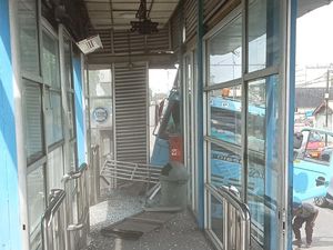 Halte TransJ di Tanjung Priok Ditabrak Truk, Koridor 10 dan 12 Dialihkan
