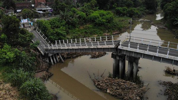 Jembatan di Nganjuk Roboh Diterjang Arus Deras, Akses Antar Desa Terputus