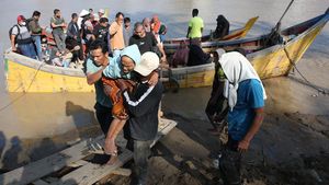 Jembatan Putus, Warga Aceh Terpaksa Menyeberang Sungai Pakai Perahu