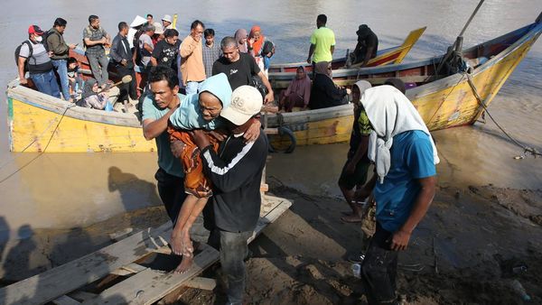 Jembatan Putus, Warga Aceh Terpaksa Menyeberang Sungai Pakai Perahu