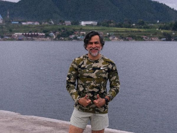 Jeremy Thomas Jogging di Danau Toba, Pemandangannya Juara!