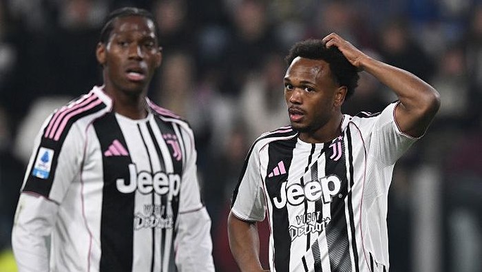 TURIN, ITALY - NOVEMBER 08: Lois Openda of Juventus and Jonathan David of Juventus disappointment during the Serie A match between Juventus FC and Torino FC at  on November 08, 2025 in Turin, Italy. (Photo by Image Photo Agency/Getty Images)
