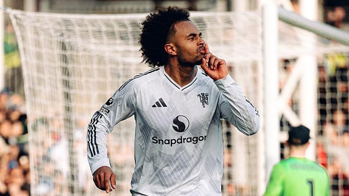 Joshua Zirkzee merayakan golnya ke gawang Crystal Palace pada Minggu kemarin. Foto: Manchester United via Getty Imag/Zohaib Alam - MUFC