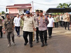 Kapolri Ungkap Arahan Prabowo Saat Tinjau Korban Bencana di Tapteng