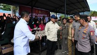 Kapolri Dampingi Presiden Cek Lokasi Pengungsian Korban Banjir di Tapanuli Tengah