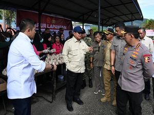 Kapolri Dampingi Presiden Cek Lokasi Pengungsian Korban Banjir di Tapanuli Tengah
