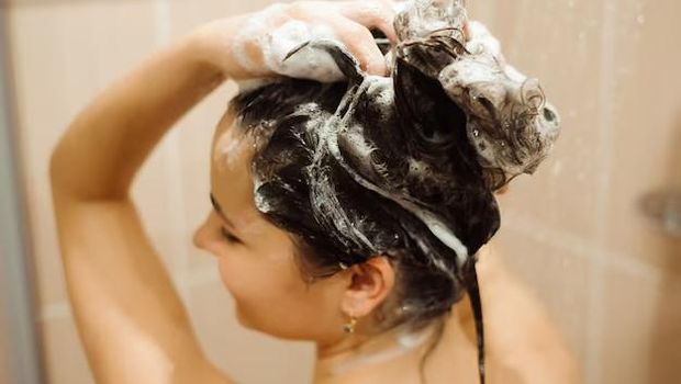 Keramas harian hanya baik untuk rambut tertentu. Frekuensinya harus mengikuti kelembaban dan minyak alami rambut, bukan kebiasaan.