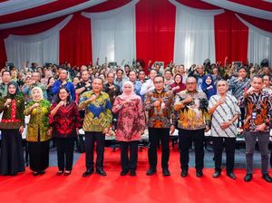 Khofifah Lepas 6 Truk Produk Ekspor IKM Desa Devisa Senilai Rp5,8 Miliar