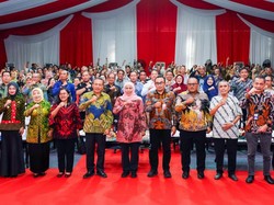 Khofifah Lepas 6 Truk Produk Ekspor IKM Desa Devisa Senilai Rp5,8 Miliar