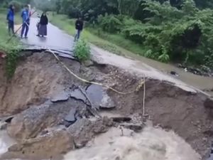 Jalur Alternatif Kendari-Konawe Selatan Amblas 4 Meter Akibat Hujan Deras