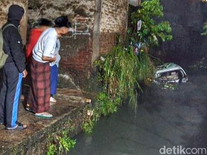 Dua Mobil di Margaasih Terbawa Arus Imbas Tangul Jebol