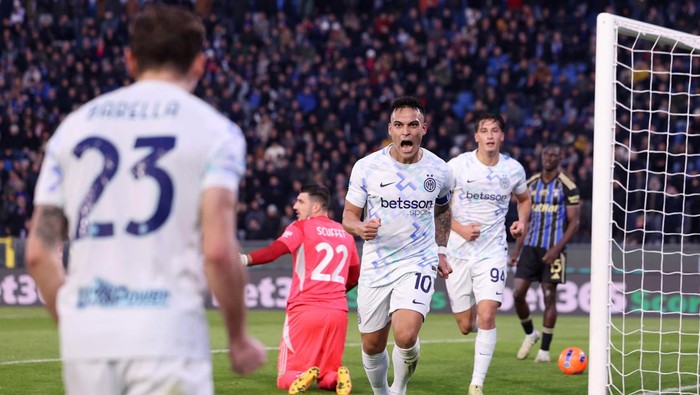 Soccer Football - Serie A - Pisa SC v Inter Milan - Arena Garibaldi Stadio Romeo Anconetani, Pisa, Italy - November 30, 2025 Inter Milans Lautaro Martinez celebrates scoring their second goal REUTERS/Claudia Greco