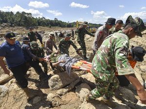 Menembus Desa Terisolir, TNI-Polri Selamatkan Warga Sakit di Palembayan