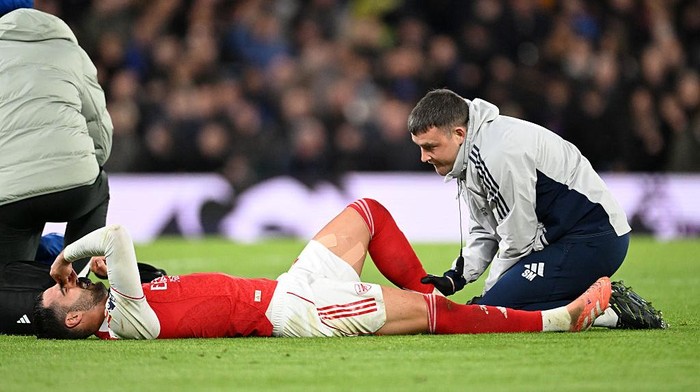 LONDON, ENGLAND - NOVEMBER 30: Mikel Merino of Arsenal receives medical treatment from Arsenal physio, Simon Murphy after clashing with Moises Caicedo of Chelsea (not pictured) during the Premier League match between Chelsea and Arsenal at Stamford Bridge on November 30, 2025 in London, England. (Photo by Stuart MacFarlane/Arsenal FC via Getty Images)