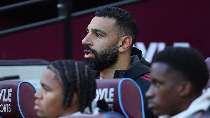 LONDON, ENGLAND - NOVEMBER 30: Mohamed Salah of Liverpool on the substitutes bench during the Premier League match between West Ham United and Liverpool at London Stadium on November 30, 2025 in London, England. (Photo by Izzy Poles - AMA/Getty Images)