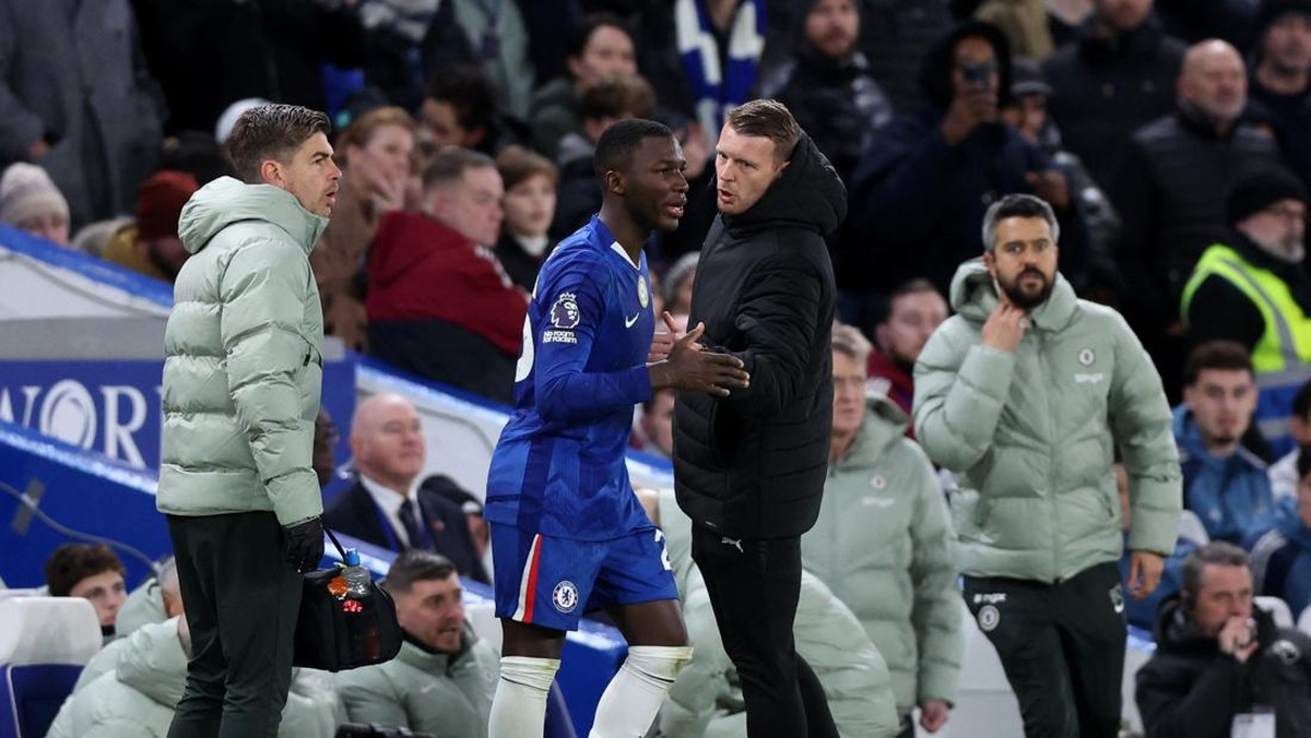 Moises Caicedo dapat kartu merah saat Chelsea diimbangi Arsenal 1-1. (REUTERS/David Klein)