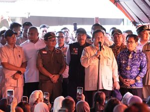 Momen Andre Rosiade Dampingi Prabowo Kunjungi Korban Banjir di Sumbar