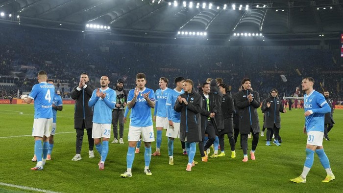 Soccer Football - Serie A - AS Roma v Napoli - Stadio Olimpico, Rome, Italy - November 30, 2025 Napolis Giovanni Di Lorenzo and teammates applaud fans after the match REUTERS/Matteo Ciambelli