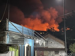 Momen Karyawan Terjebak di Parkiran Saat Pabrik Dua Kelinci di Pati Terbakar