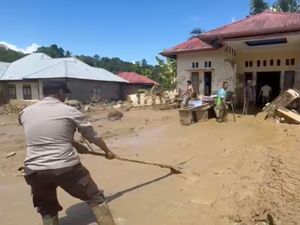 BKO Polda Riau Keruk Lumpur Tebal di Rumah-rumah Terdampak Banjir Agam
