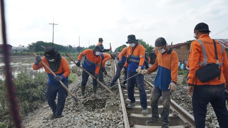 Dampak Banjir-Longsor di Sumatera: Menhub Soroti Kerusakan Rel Kereta Api Parah