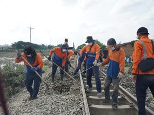 KA Rute Medan-Binjai Belum Bisa Beroperasi Pasca Banjir, Tiga Jalur Rel Longsor