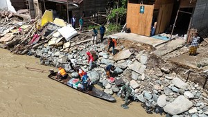 Petugas Salurkan Logistik Melintasi Sungai Deras di Nagan Raya