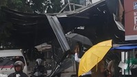Hujan-Angin Kencang, Pohon Tumbang hingga Atap Ruko Ambruk di Bogor