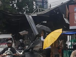 Video: Atap Ruko di Bogor Ambruk Usai Diterjang Hujan dan Angin Kencang